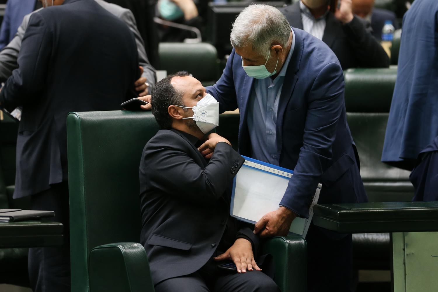 حاشیه های روز اول حضور رئیس جمهور و وزرای پیشنهادی در مجلس