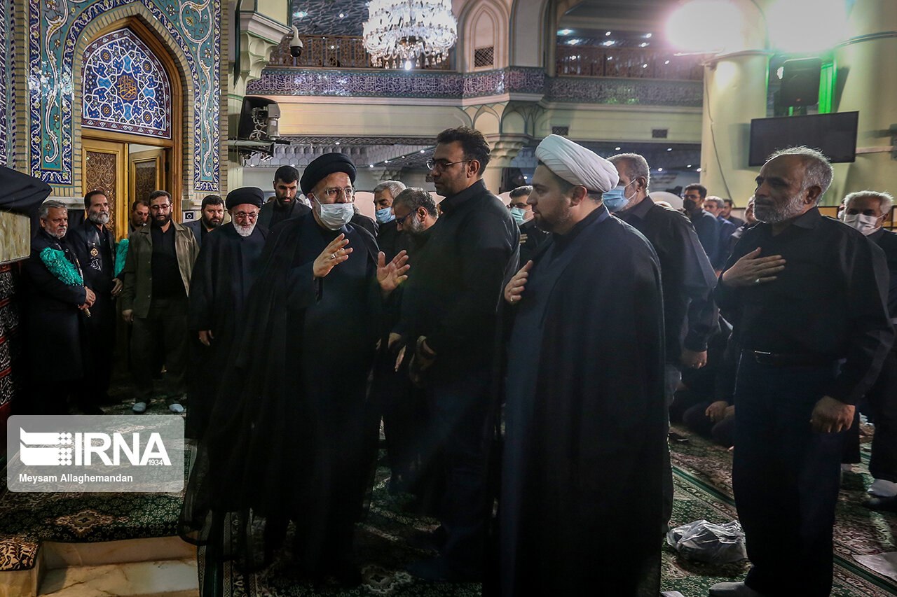اقامه نماز ظهر عاشورا رئیس جمهور در حرم عبدالعظیم
