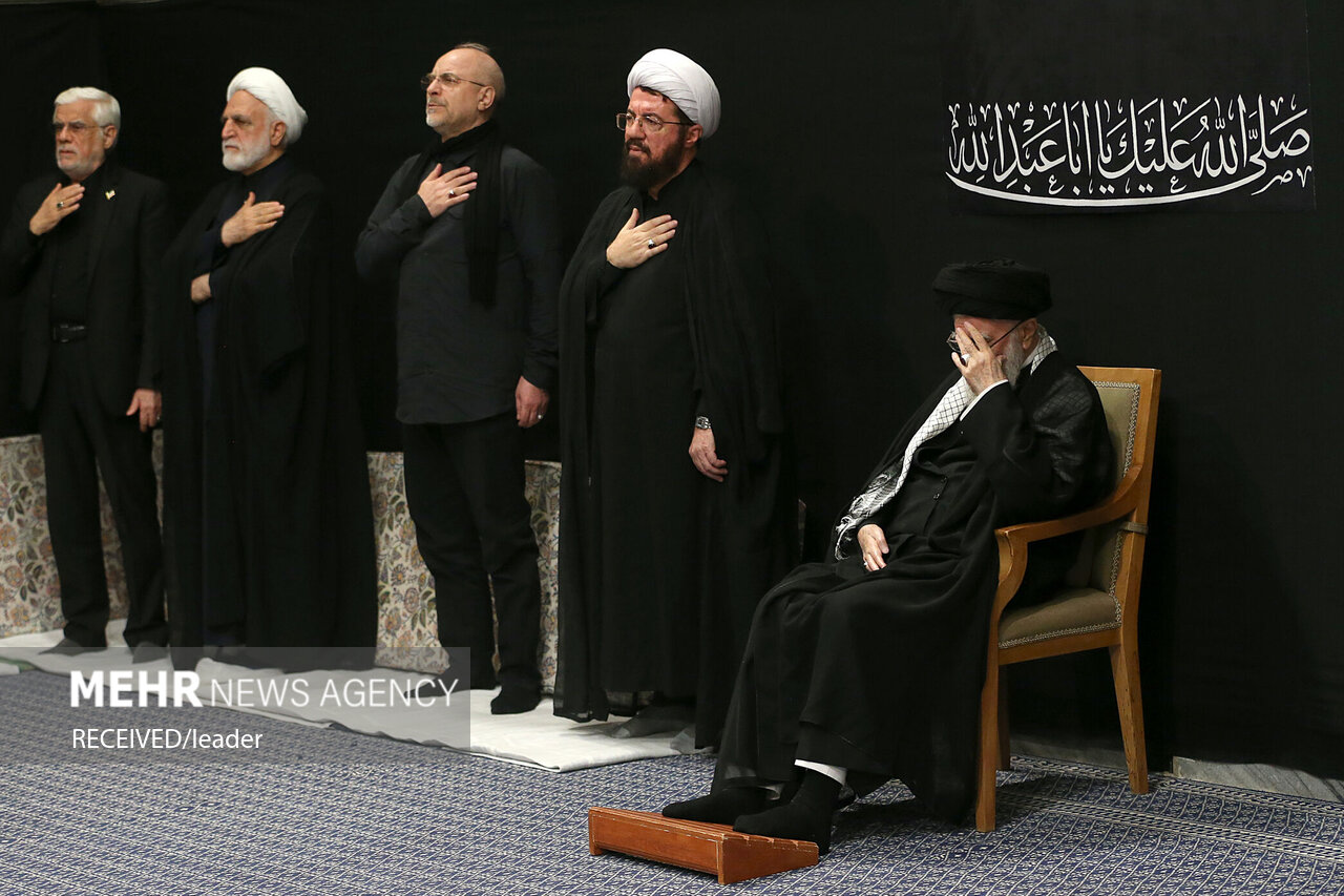  حضور رهبر انقلاب در حسینیه امام خمینی(ره) در مراسم عزاداری شب عاشورای حسینی