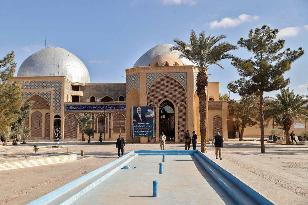  افتتاح دو مجموعه آموزشی در میبد و اردکان با حضور قالیباف 