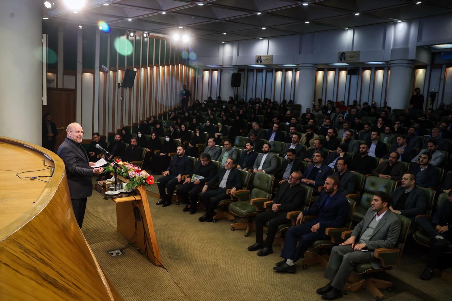 آیین تقدیر از پژوهشگران برتر مرکز پژوهش‌های مجلس با حضور قالیباف