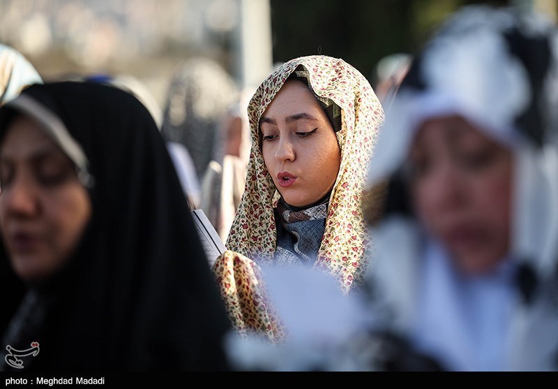 نماز عید سعید فطر در امامزاده پنج تن لویزان