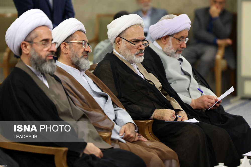 دیدار دست‌اندرکاران کنگره بین‌المللی علامه نائینی با رهبر انقلاب