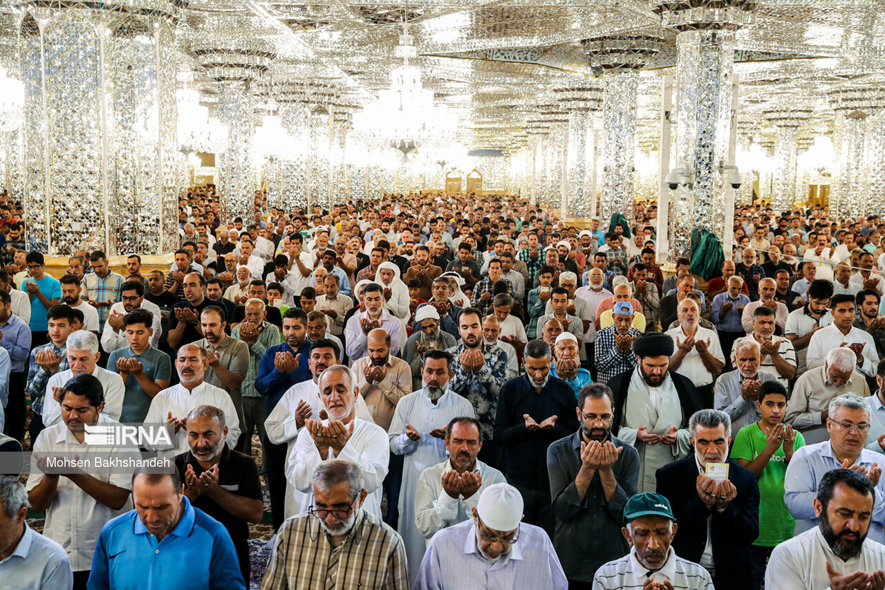 اقامه نماز عید قربان در حرم امام رضا (ع)