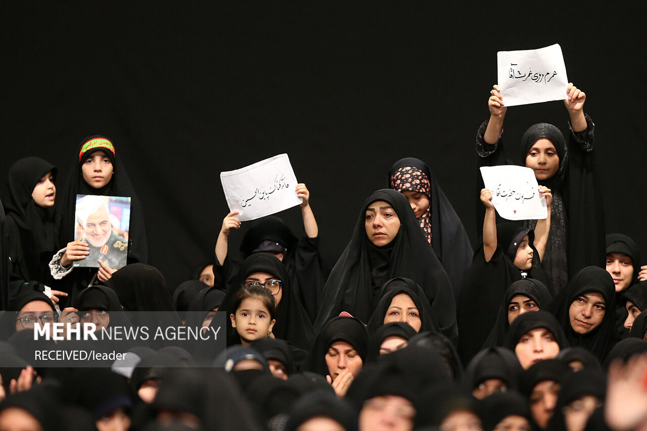  حضور رهبر انقلاب در حسینیه امام خمینی(ره) در مراسم عزاداری شب عاشورای حسینی