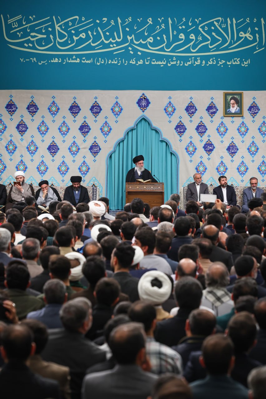 تصاویری از رهبر انقلاب در محفل انس با قرآن کریم 
