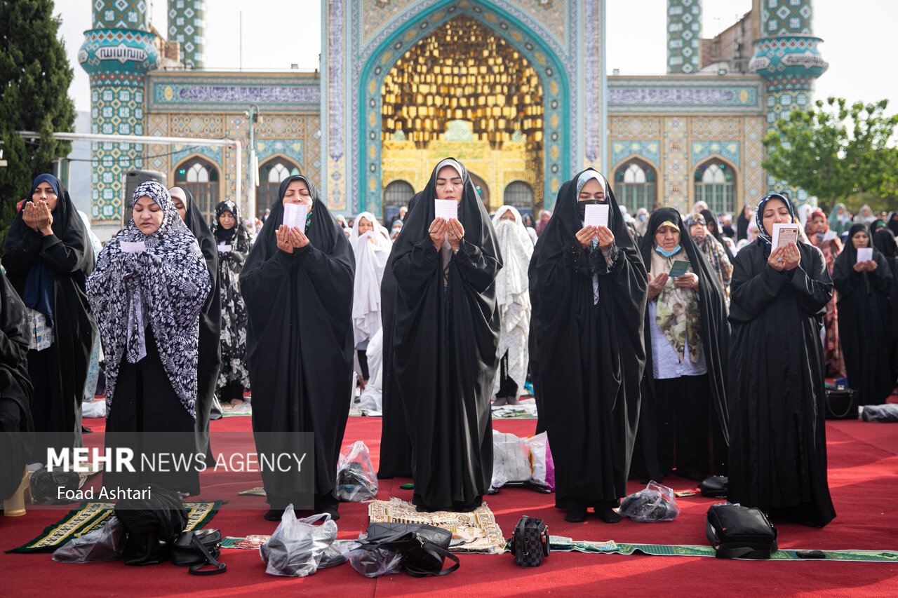 اقامه نماز عید فطر در امامزاده پنج تن لویزان