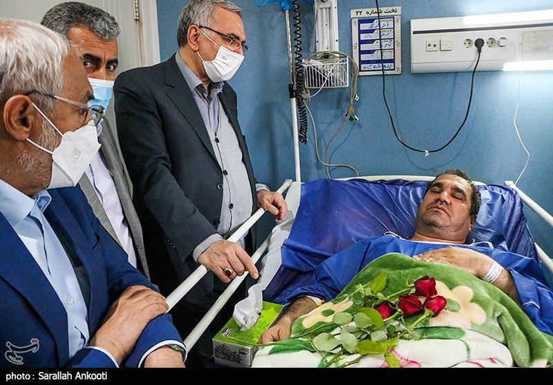 عیادت وزیر بهداشت از مصدومان سانحه هوایی کرمان