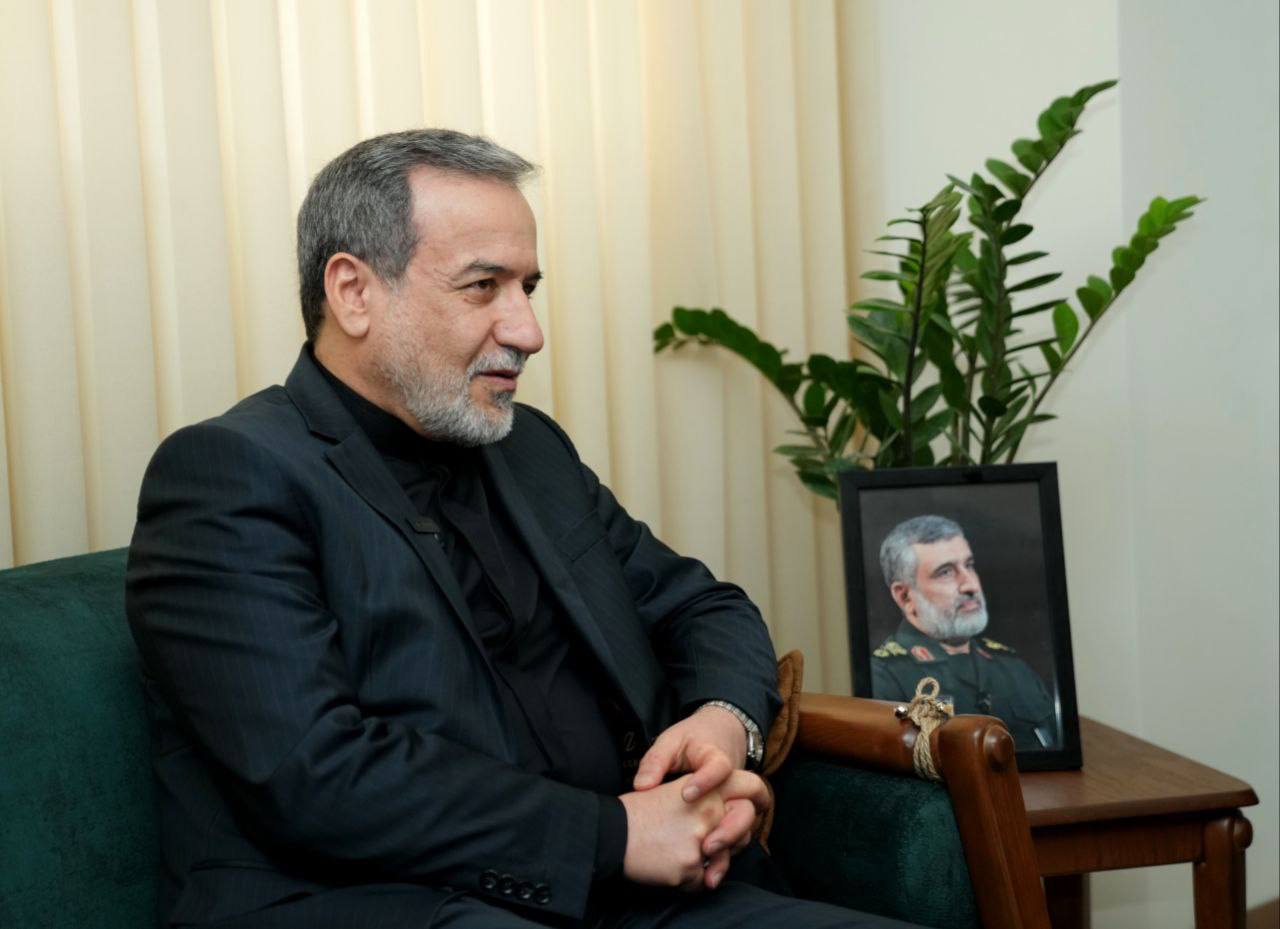 دیدار عراقچی با خانواده شهید حاجی زاده