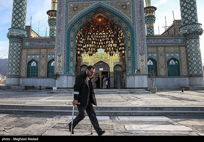 نماز عید سعید فطر در امامزاده پنج تن لویزان