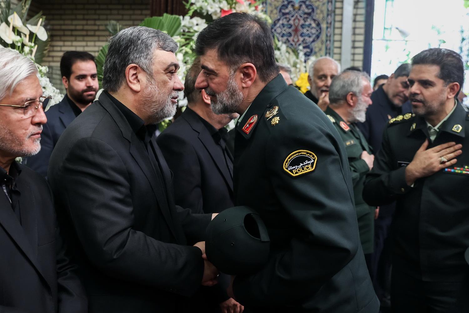 حضور جمعی از نمایندگان مجلس در مراسم ترحیم مادر سردار اشتری