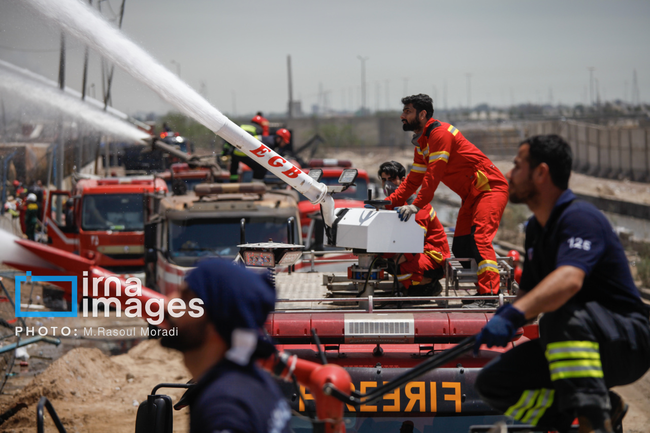 مراحل پایانی مهار آتش سوزی بندر شهید رجایی