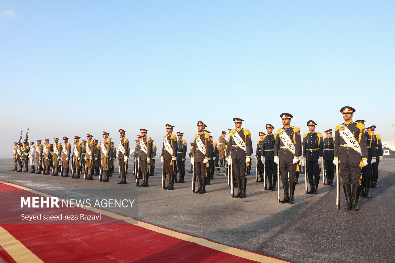 تصاویر استقبال از رئیس جمهور در بازگشت از چین