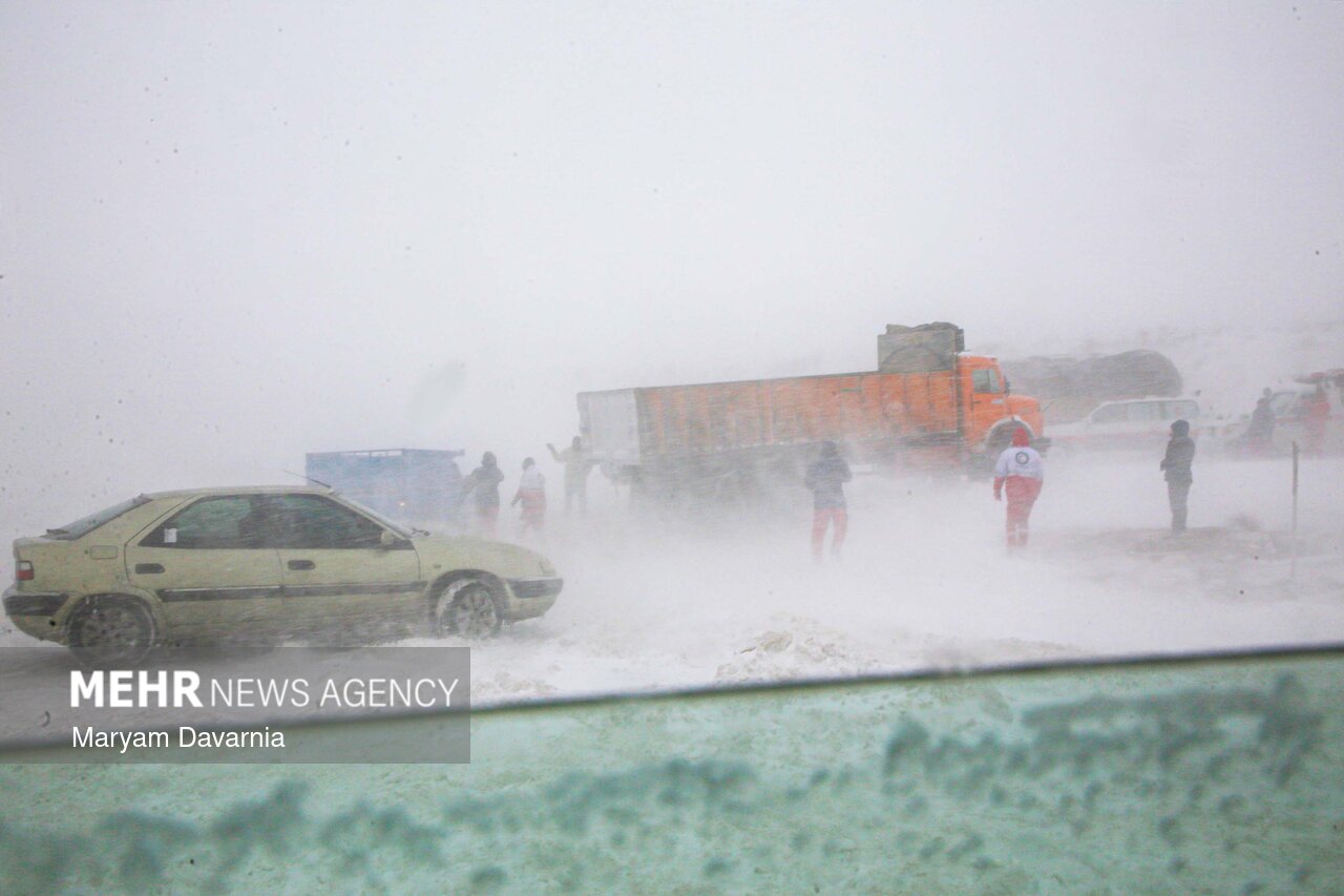 امدادرسانی به خودروهای گرفتار در برف