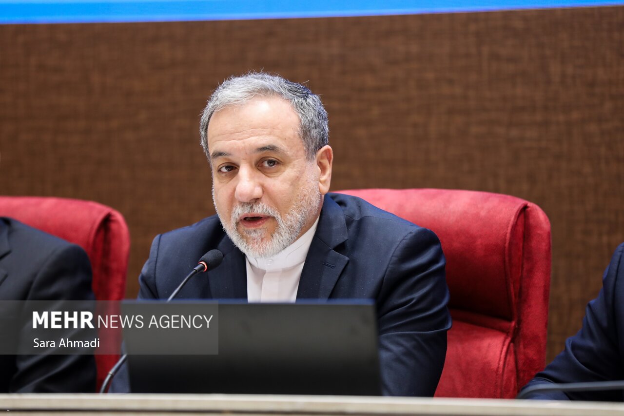 نشست هم اندیشی نخبگانی با حضور مقامات