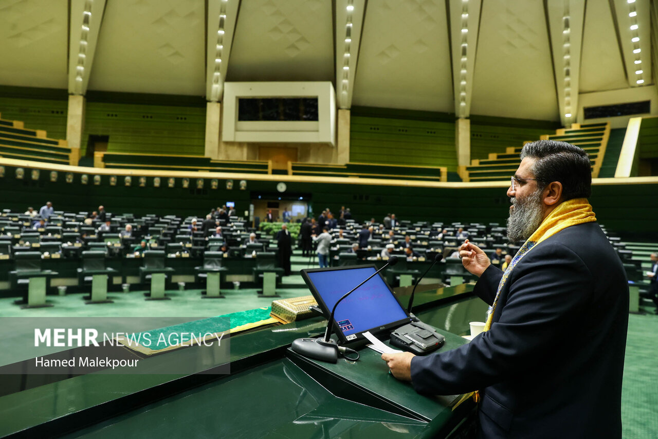 خادمان حرم حضرت عبدالعظیم در صحن مجلس