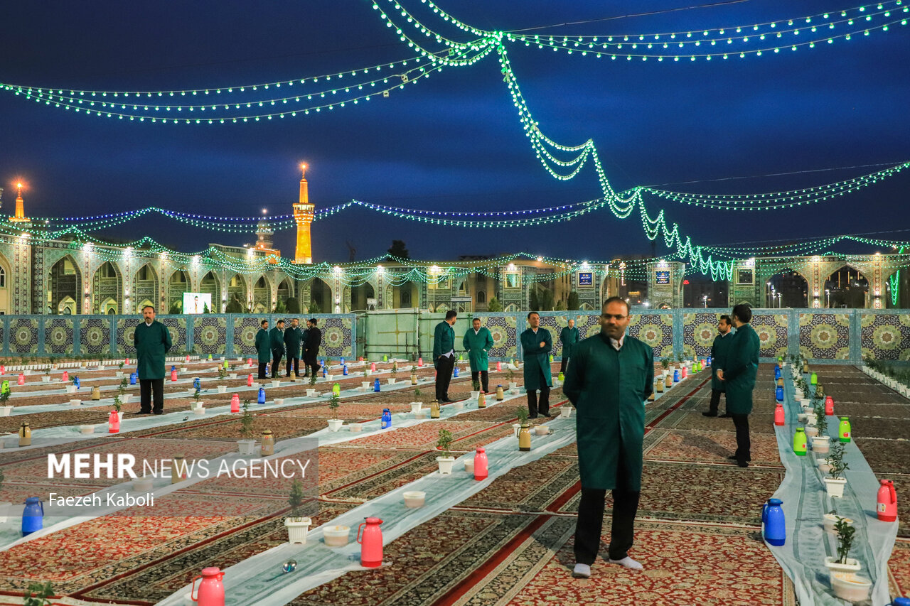 مراسم افطاری طرح ضیافت اکرام رضوی در صحن امام حسن مجتبی(ع)