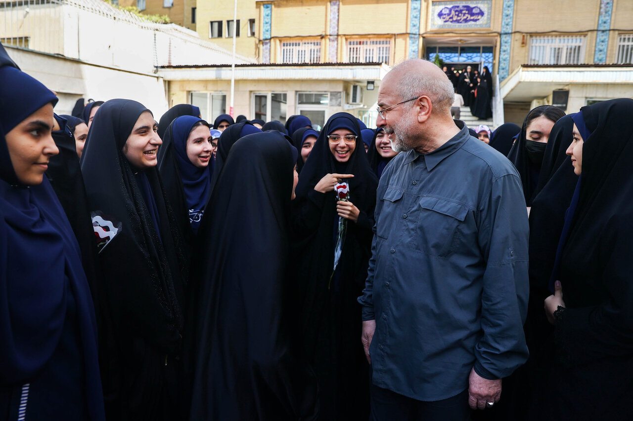 حضور قالیباف در مدرسه دخترانه فاطمیون تهران
