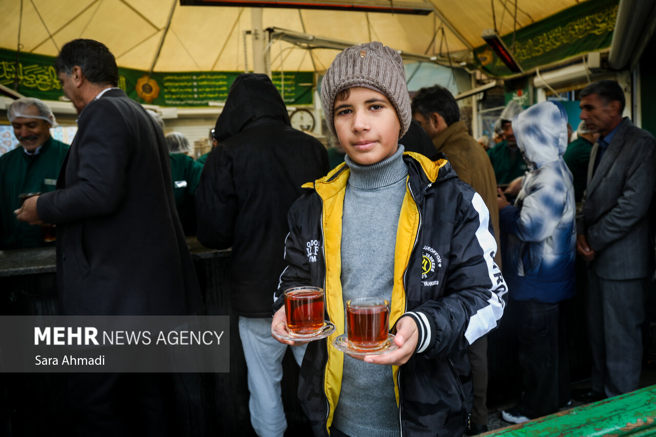  پذیرایی از زائران در چایخانه های حرم مطهر امام رضا(ع)