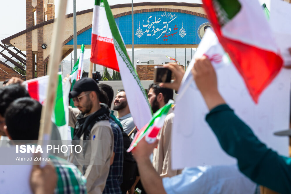 تجمع دانشجویان قمی در مقابل سایت هسته‌ای فردو