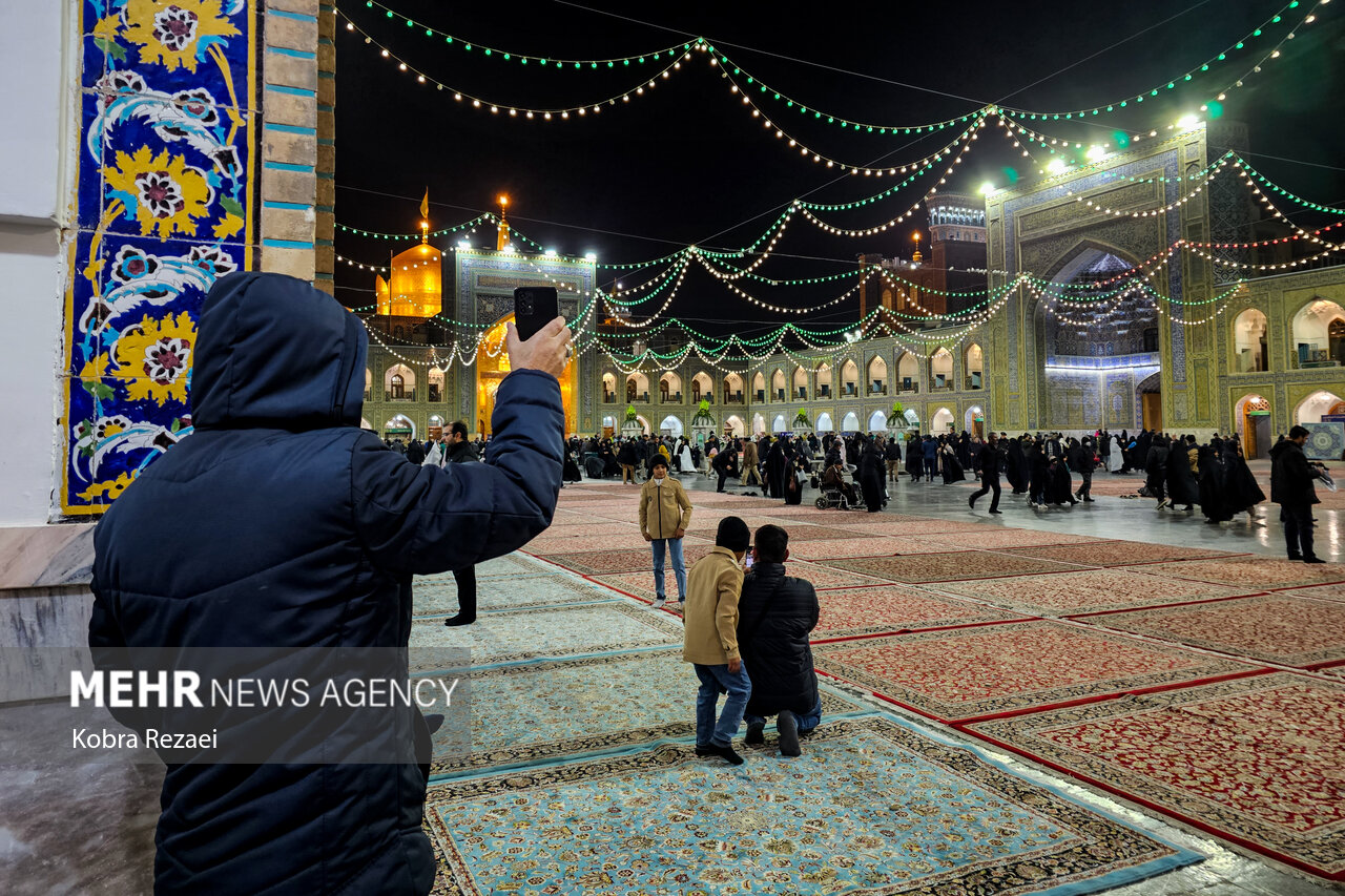شب مبعث پیامبر اسلام (ص) در حرم امام رضا (ع)