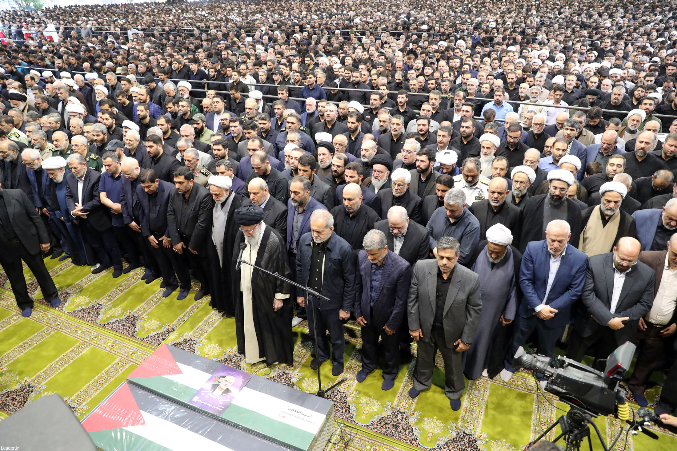 اقامه نماز بر پیکر شهید هنیه به امامت رهبر معظم انقلاب