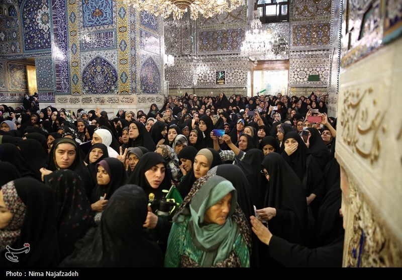 تعویض گل‌های ضریح مطهر امام رضا(ع)