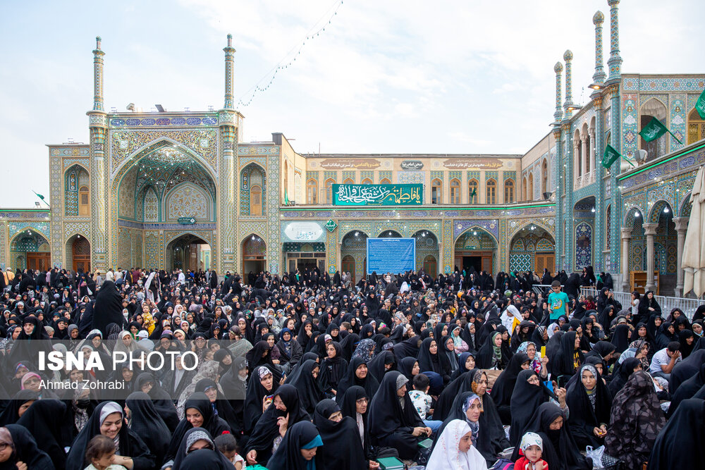 آیین تعویض پرچم گنبد حرم مطهر حضرت معصومه(س)