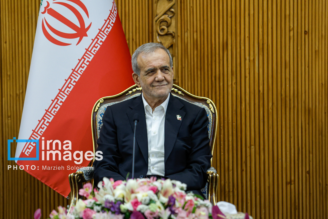 تصاویر مراسم بدرقه رئیس‌جمهور به عمان