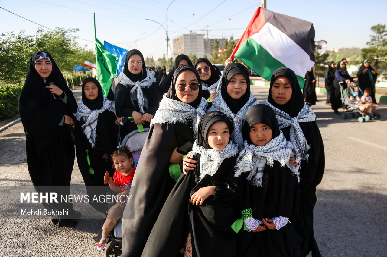 راهپیمایی «انا علی العهد» در طریق المهدی قم