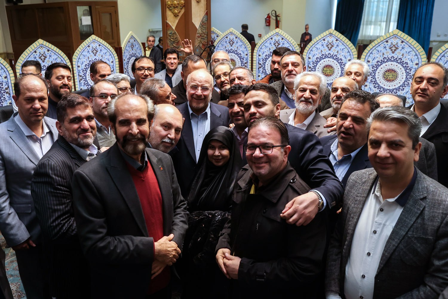 عکس یادگاری جمعی از اصناف، بازاریان و اتحادیه‌های تهران با قالیباف