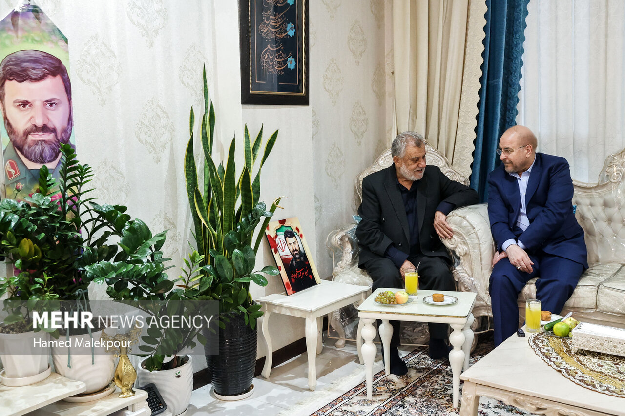 حضور رئیس مجلس در منزل سه تن از شهدای پرواز اردیبهشت