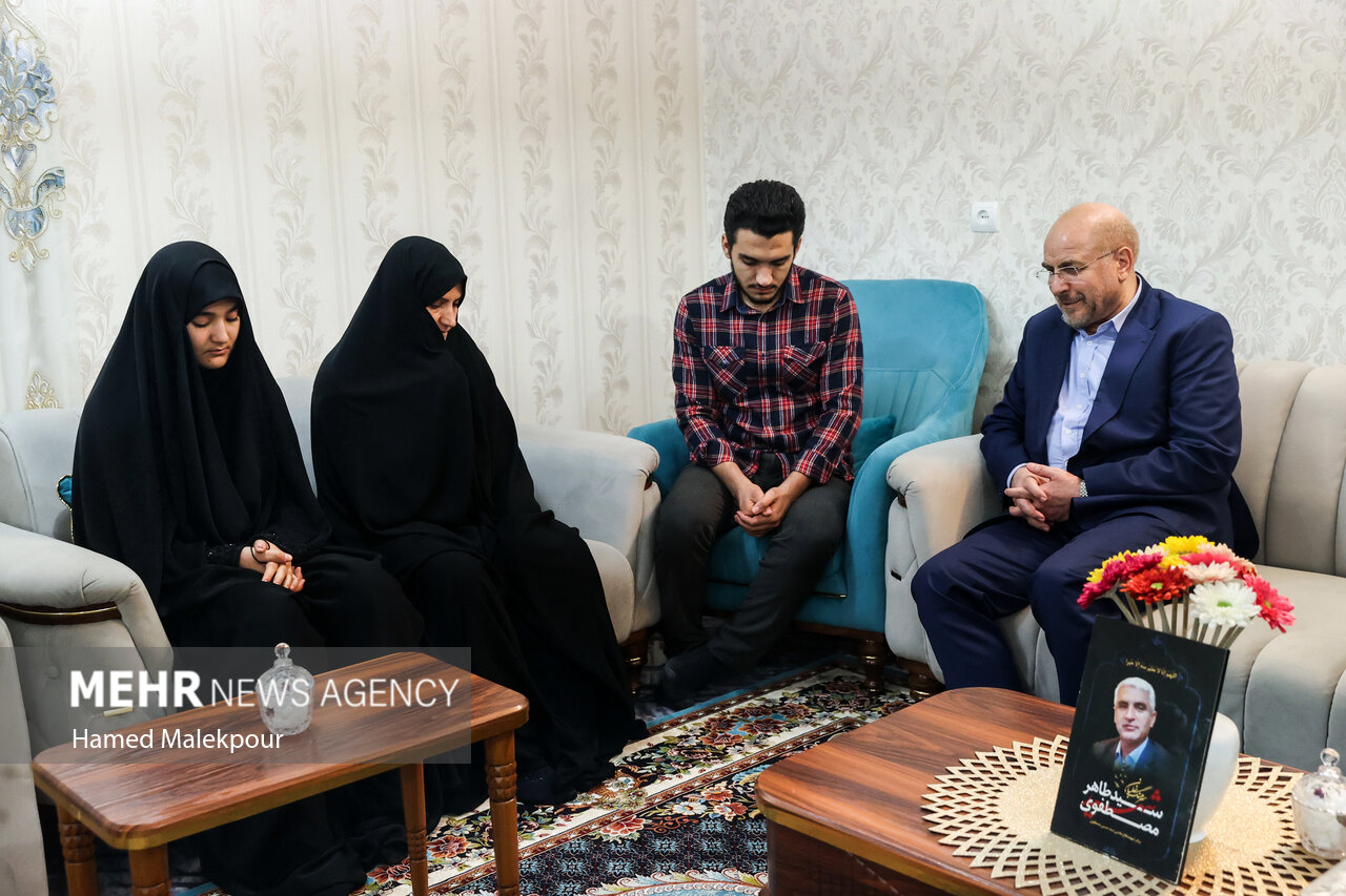 حضور رئیس مجلس در منزل سه تن از شهدای پرواز اردیبهشت