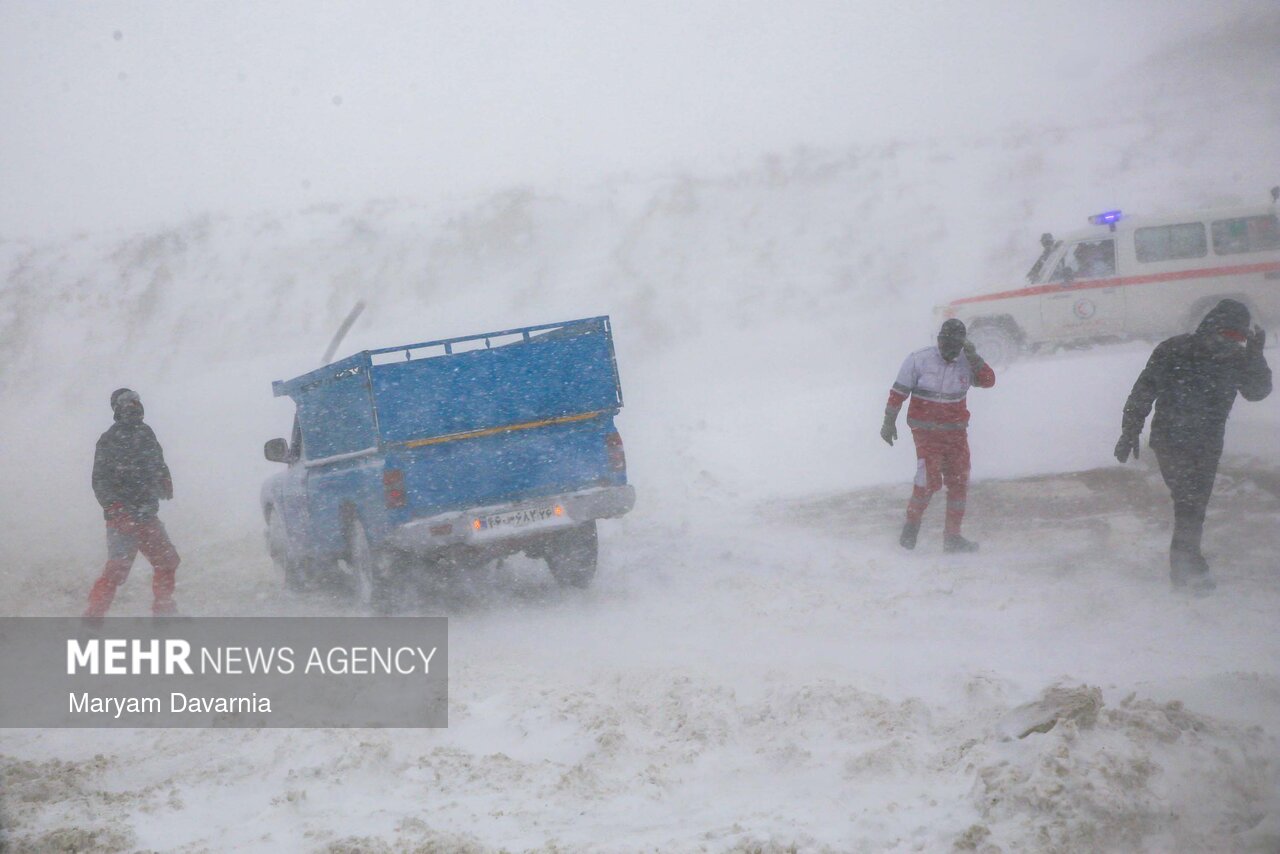 امدادرسانی به خودروهای گرفتار در برف