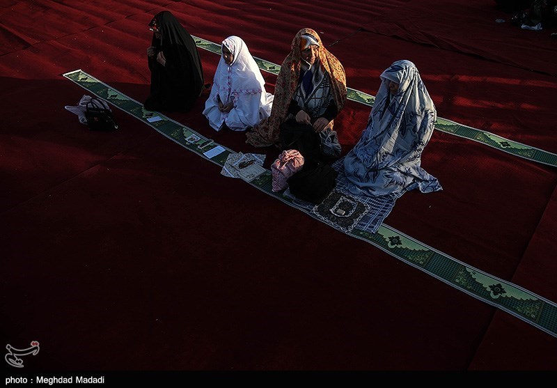 نماز عید سعید فطر در امامزاده پنج تن لویزان