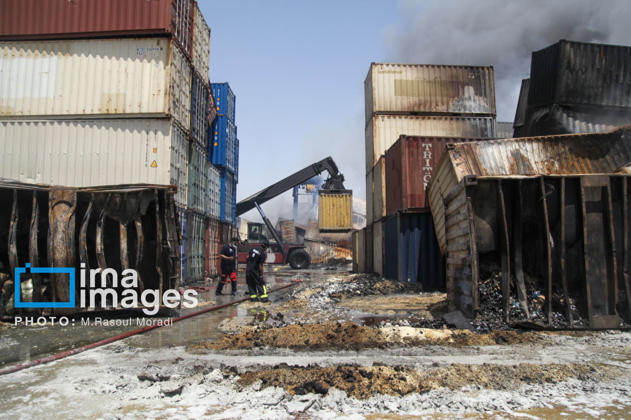 مراحل پایانی مهار آتش سوزی بندر شهید رجایی