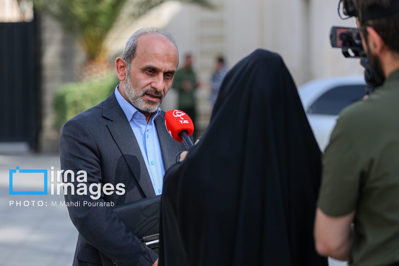 اعضای هیأت دولت در جمع خبرنگاران