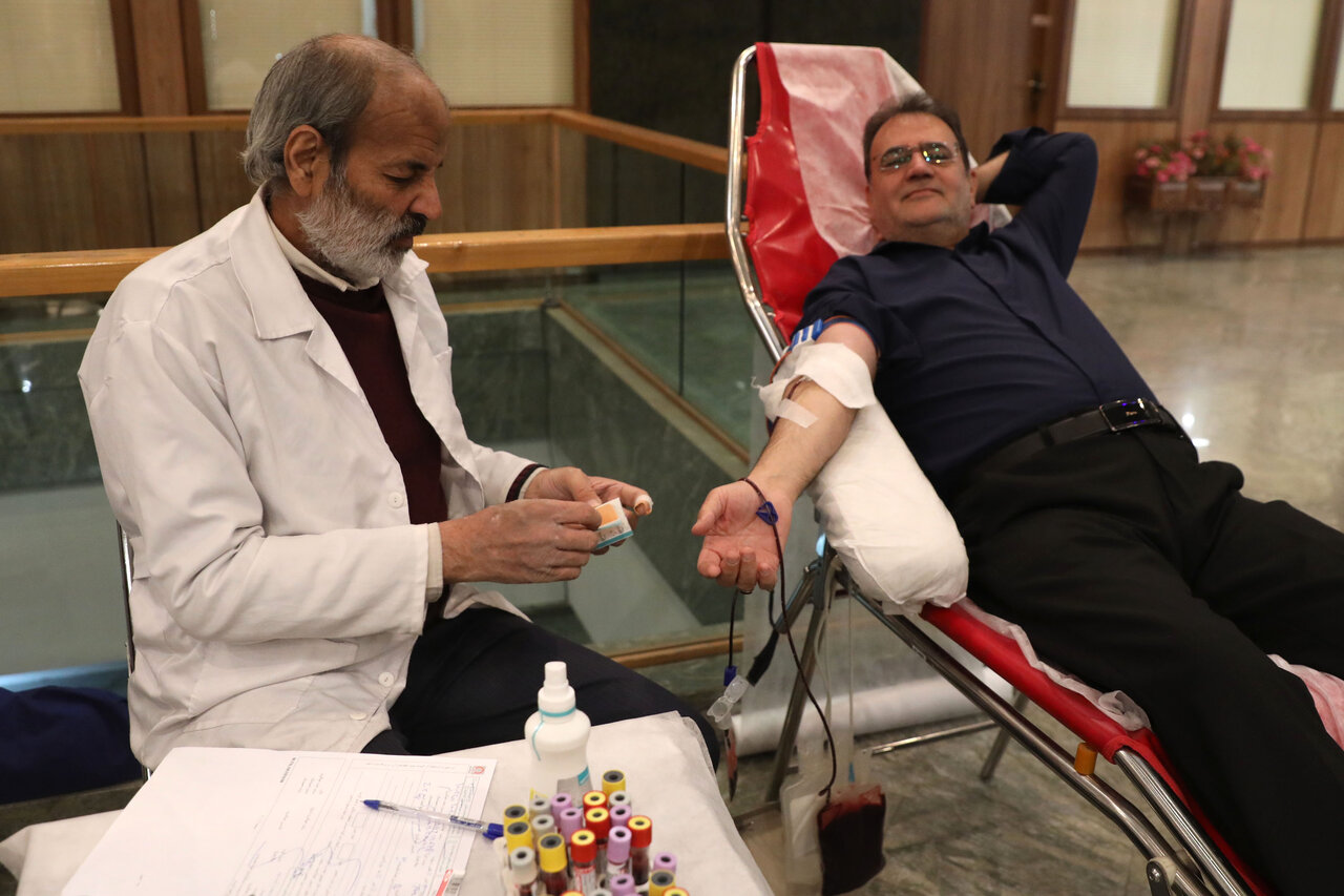 اهدای خون نمایندگان مجلس به مناسبت روز مجلس