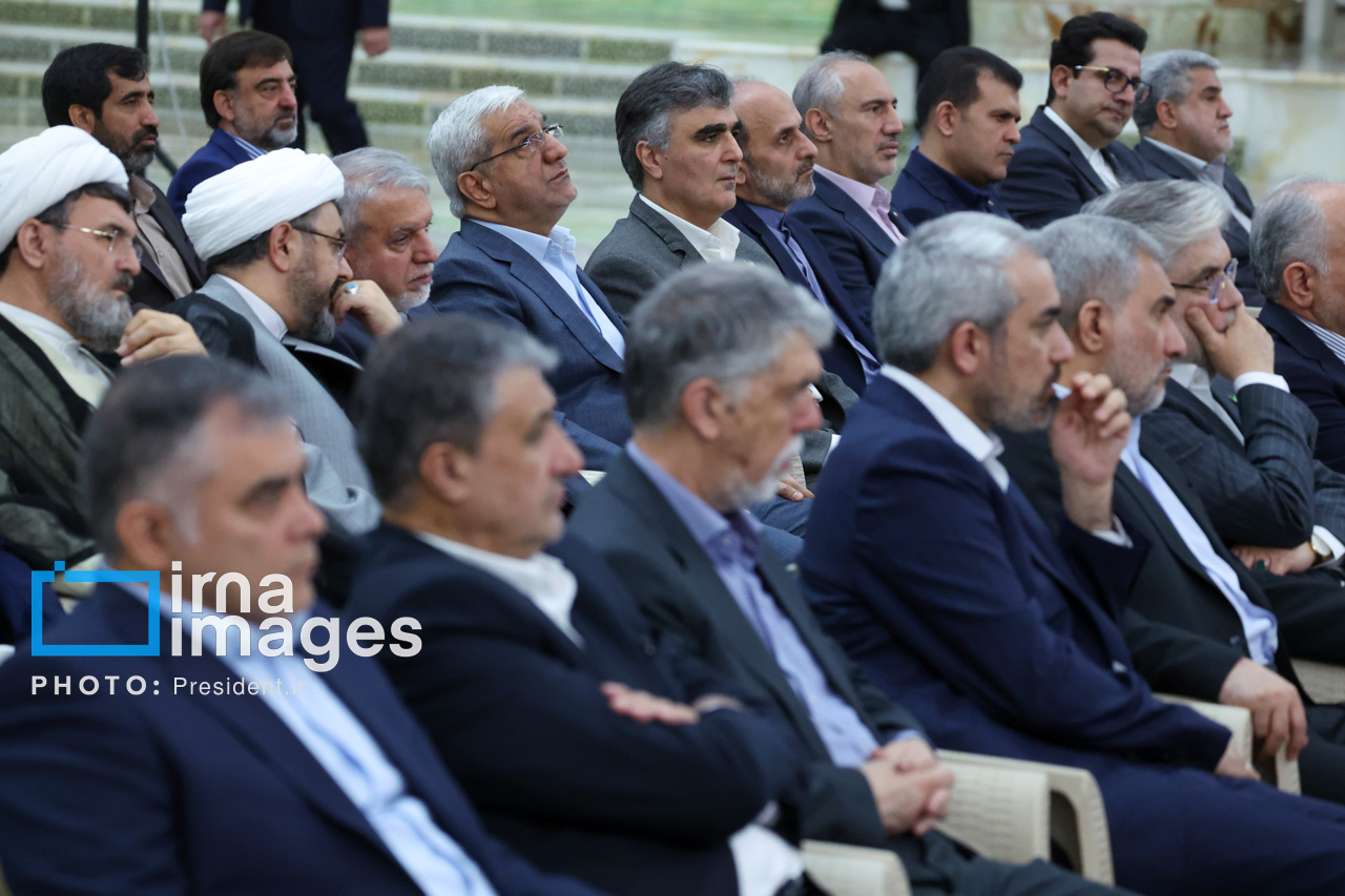 حضور پزشکیان بر مزار شهدای تهاجم اسرائیل به ایران