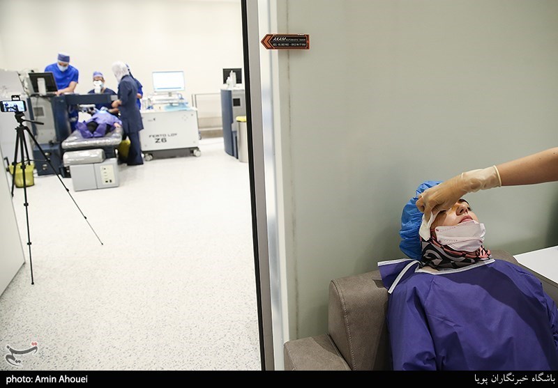 وزیر بهداشت سابق در حال جراحی