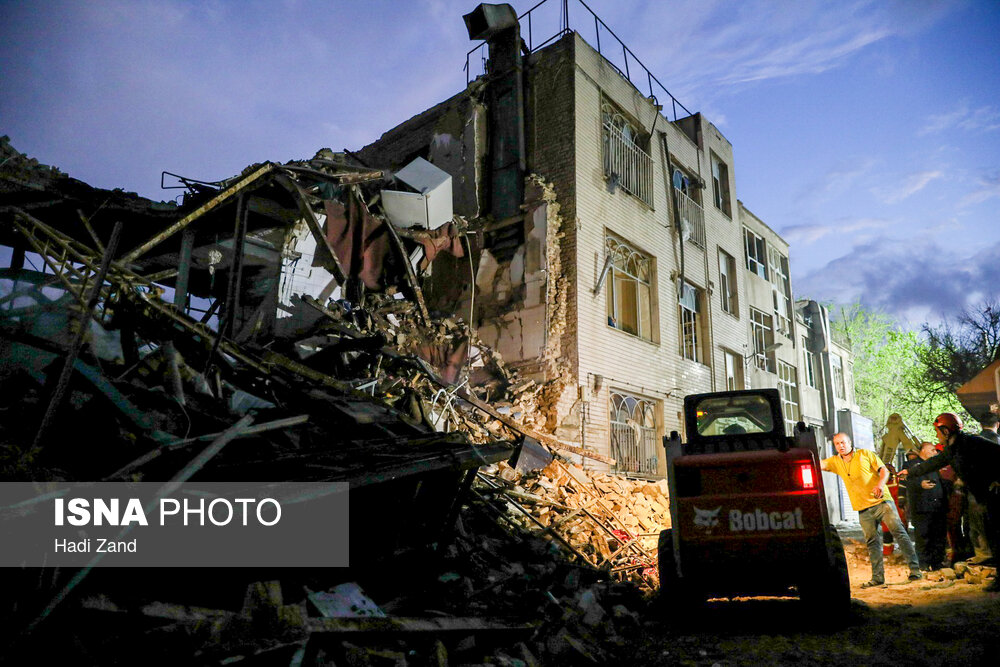 تخریب ساختمان سه طبقه در خیابان قزوین