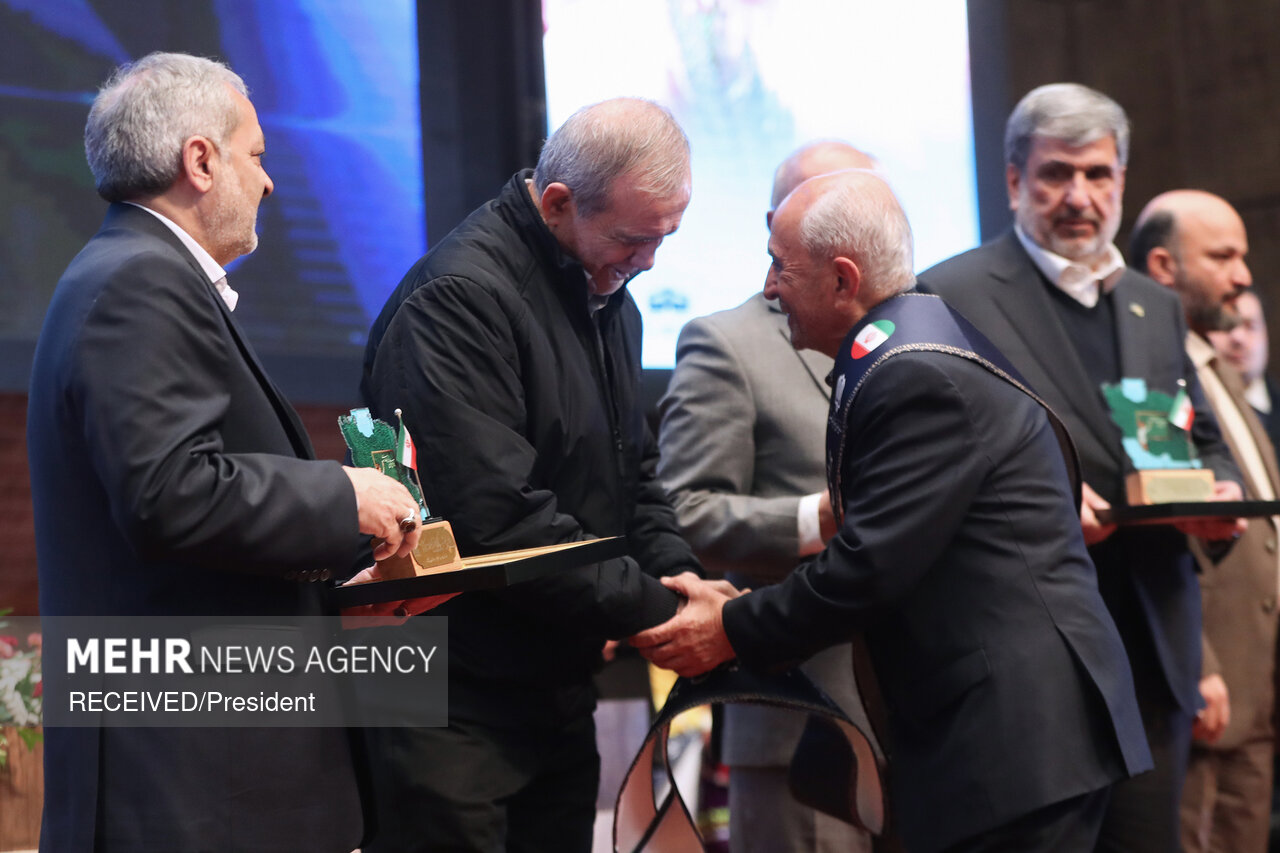 حضور پزشکیان در همایش ملی تکریم خیرین مدرسه‌ساز