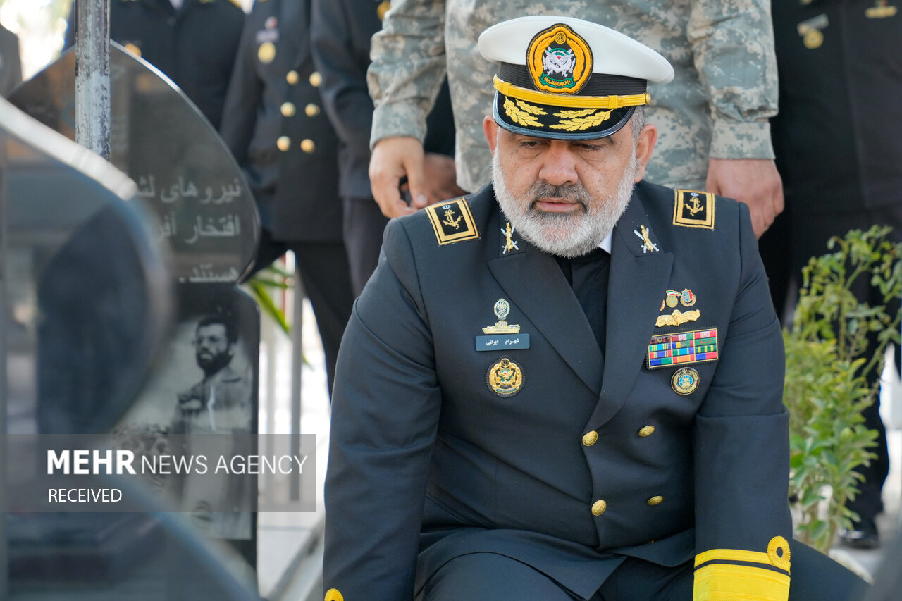  ادای احترام فرماندهان نیروی دریایی ارتش به مقام شهدا در بهشت زهرا (س)