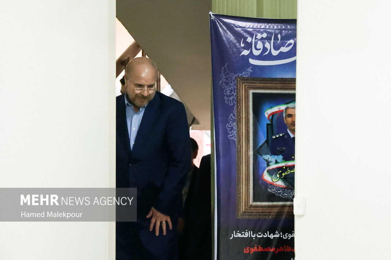 حضور رئیس مجلس در منزل سه تن از شهدای پرواز اردیبهشت