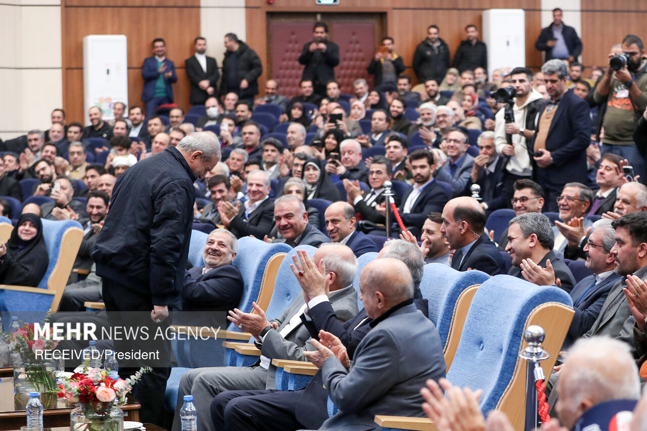 حضور پزشکیان در همایش ملی تکریم خیرین مدرسه‌ساز