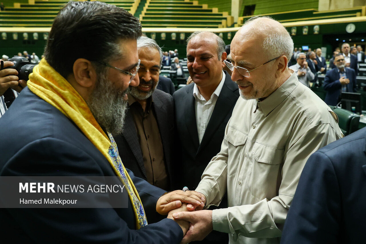 خادمان حرم حضرت عبدالعظیم در صحن مجلس