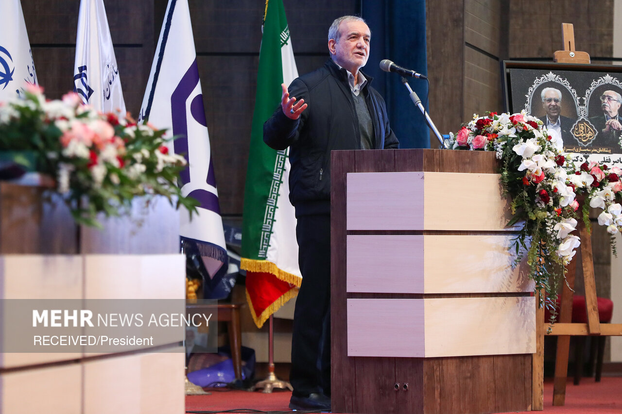 حضور پزشکیان در همایش ملی تکریم خیرین مدرسه‌ساز