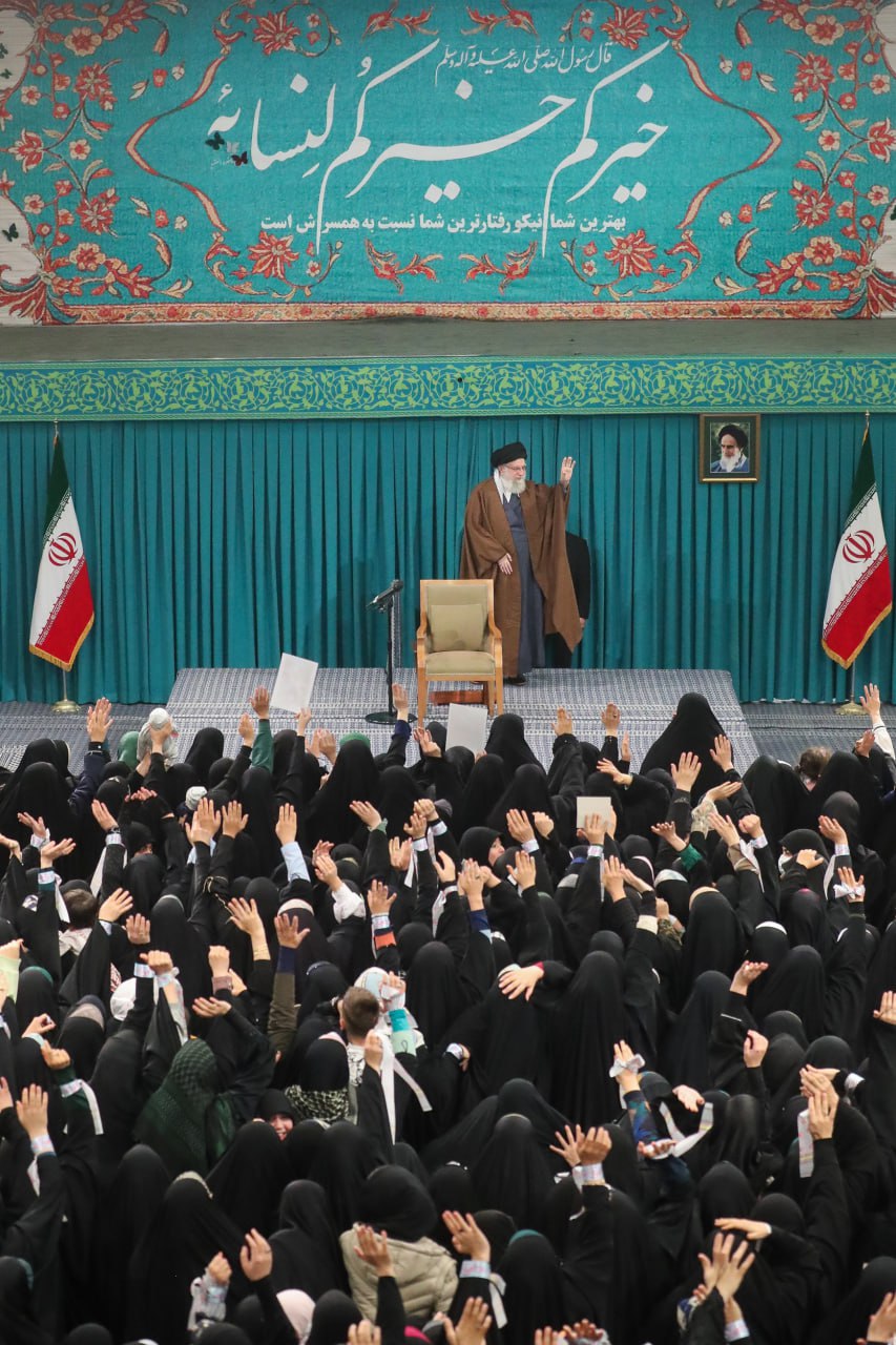 تصاویر دیدار هزاران نفر از زنان و دختران با رهبر انقلاب