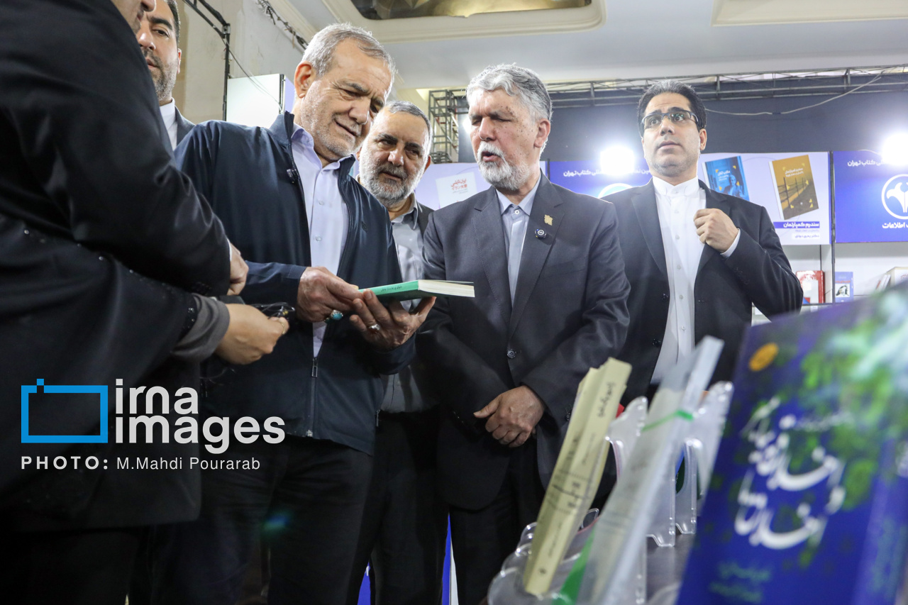 بازدید رئیس جمهور از نمایشگاه کتاب