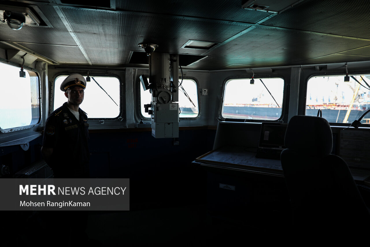 بازدید فرمانده نیروی دریایی ارتش از ناوهای چین و روسیه